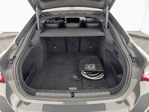BMW i4 eDrive40 84 kWh M-Sportpack [ 3-Fase ] { SOH-95%} (INCL-BTW) *LEATHER-ALCANTARA | FULL-LED | ADAPTIVE-CRUISE | WIDE-SCREEN-DIGI-COCKPIT | DAB+ | CAMERA | AMBIENT-LIGHT | CARPLAY | SPORT-SEATS | PRIVACY-GLASS | TOWBAR | 18''ALU*