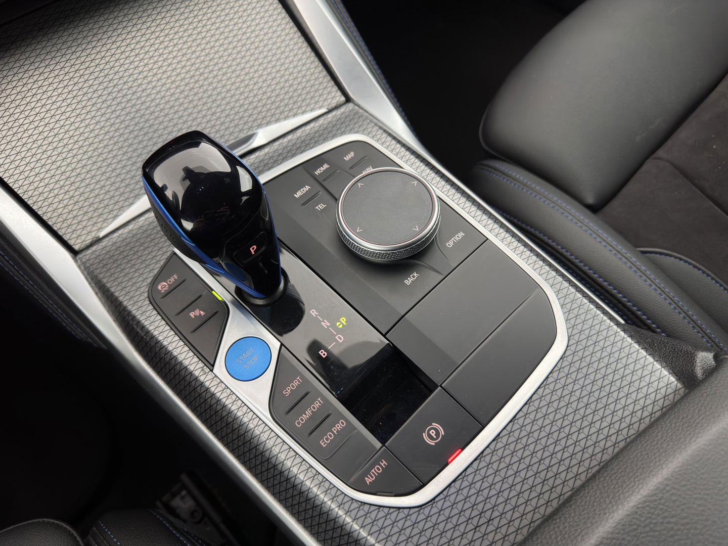 BMW i4 eDrive40 84 kWh M-Sportpack [ 3-Fase ] { SOH-95%} (INCL-BTW) *LEATHER-ALCANTARA | FULL-LED | ADAPTIVE-CRUISE | WIDE-SCREEN-DIGI-COCKPIT | DAB+ | CAMERA | AMBIENT-LIGHT | CARPLAY | SPORT-SEATS | PRIVACY-GLASS | TOWBAR | 18''ALU*