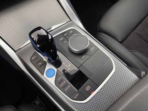 BMW i4 eDrive40 84 kWh M-Sportpack [ 3-Fase ] { SOH-95%} (INCL-BTW) *LEATHER-ALCANTARA | FULL-LED | ADAPTIVE-CRUISE | WIDE-SCREEN-DIGI-COCKPIT | DAB+ | CAMERA | AMBIENT-LIGHT | CARPLAY | SPORT-SEATS | PRIVACY-GLASS | TOWBAR | 18''ALU*