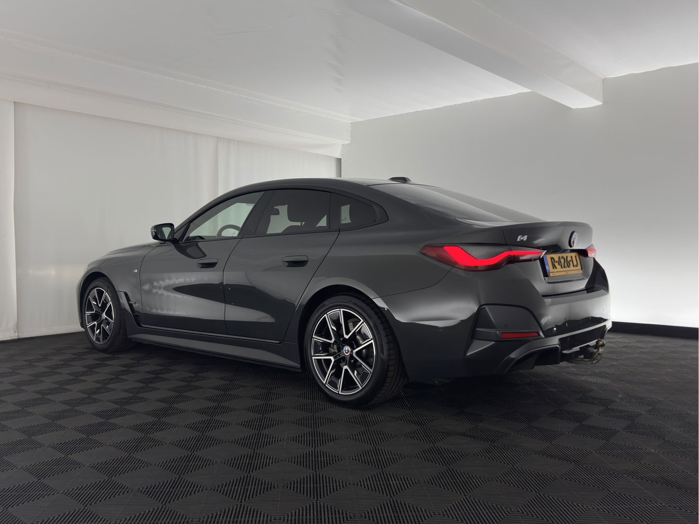 BMW i4 eDrive40 84 kWh M-Sportpack [ 3-Fase ] { SOH-95%} (INCL-BTW) *LEATHER-ALCANTARA | FULL-LED | ADAPTIVE-CRUISE | WIDE-SCREEN-DIGI-COCKPIT | DAB+ | CAMERA | AMBIENT-LIGHT | CARPLAY | SPORT-SEATS | PRIVACY-GLASS | TOWBAR | 18''ALU*