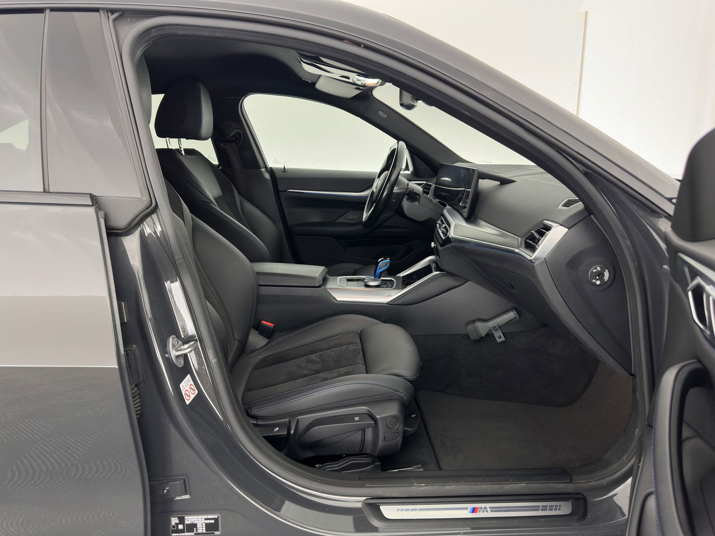 BMW i4 eDrive40 84 kWh M-Sportpack [ 3-Fase ] { SOH-95%} (INCL-BTW) *LEATHER-ALCANTARA | FULL-LED | ADAPTIVE-CRUISE | WIDE-SCREEN-DIGI-COCKPIT | DAB+ | CAMERA | AMBIENT-LIGHT | CARPLAY | SPORT-SEATS | PRIVACY-GLASS | TOWBAR | 18''ALU*