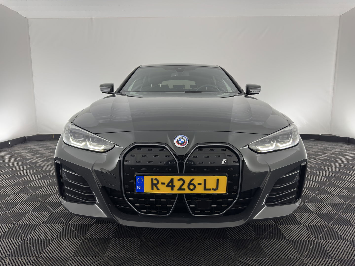 BMW i4 eDrive40 84 kWh M-Sportpack [ 3-Fase ] { SOH-95%} (INCL-BTW) *LEATHER-ALCANTARA | FULL-LED | ADAPTIVE-CRUISE | WIDE-SCREEN-DIGI-COCKPIT | DAB+ | CAMERA | AMBIENT-LIGHT | CARPLAY | SPORT-SEATS | PRIVACY-GLASS | TOWBAR | 18''ALU*