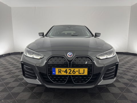 BMW i4 eDrive40 84 kWh M-Sportpack [ 3-Fase ] { SOH-95%} (INCL-BTW) *LEATHER-ALCANTARA | FULL-LED | ADAPTIVE-CRUISE | WIDE-SCREEN-DIGI-COCKPIT | DAB+ | CAMERA | AMBIENT-LIGHT | CARPLAY | SPORT-SEATS | PRIVACY-GLASS | TOWBAR | 18''ALU*