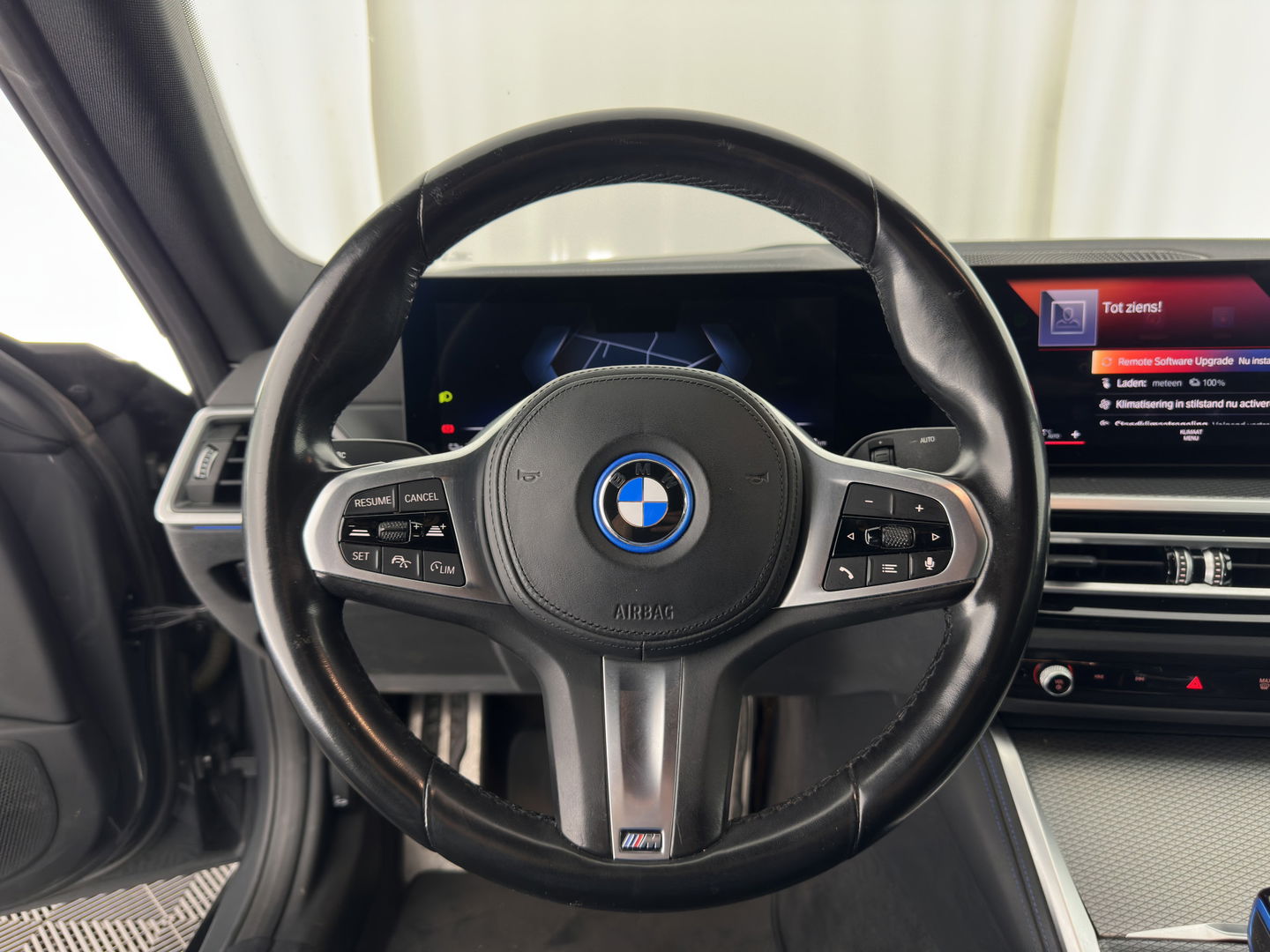 BMW i4 eDrive40 84 kWh M-Sportpack [ 3-Fase ] { SOH-95%} (INCL-BTW) *LEATHER-ALCANTARA | FULL-LED | ADAPTIVE-CRUISE | WIDE-SCREEN-DIGI-COCKPIT | DAB+ | CAMERA | AMBIENT-LIGHT | CARPLAY | SPORT-SEATS | PRIVACY-GLASS | TOWBAR | 18''ALU*