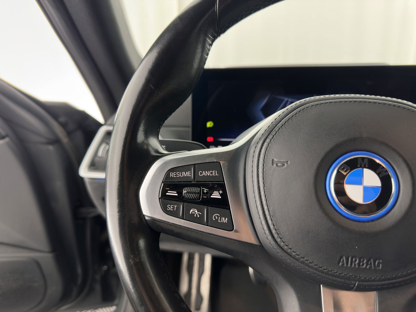 BMW i4 eDrive40 84 kWh M-Sportpack [ 3-Fase ] { SOH-95%} (INCL-BTW) *LEATHER-ALCANTARA | FULL-LED | ADAPTIVE-CRUISE | WIDE-SCREEN-DIGI-COCKPIT | DAB+ | CAMERA | AMBIENT-LIGHT | CARPLAY | SPORT-SEATS | PRIVACY-GLASS | TOWBAR | 18''ALU*