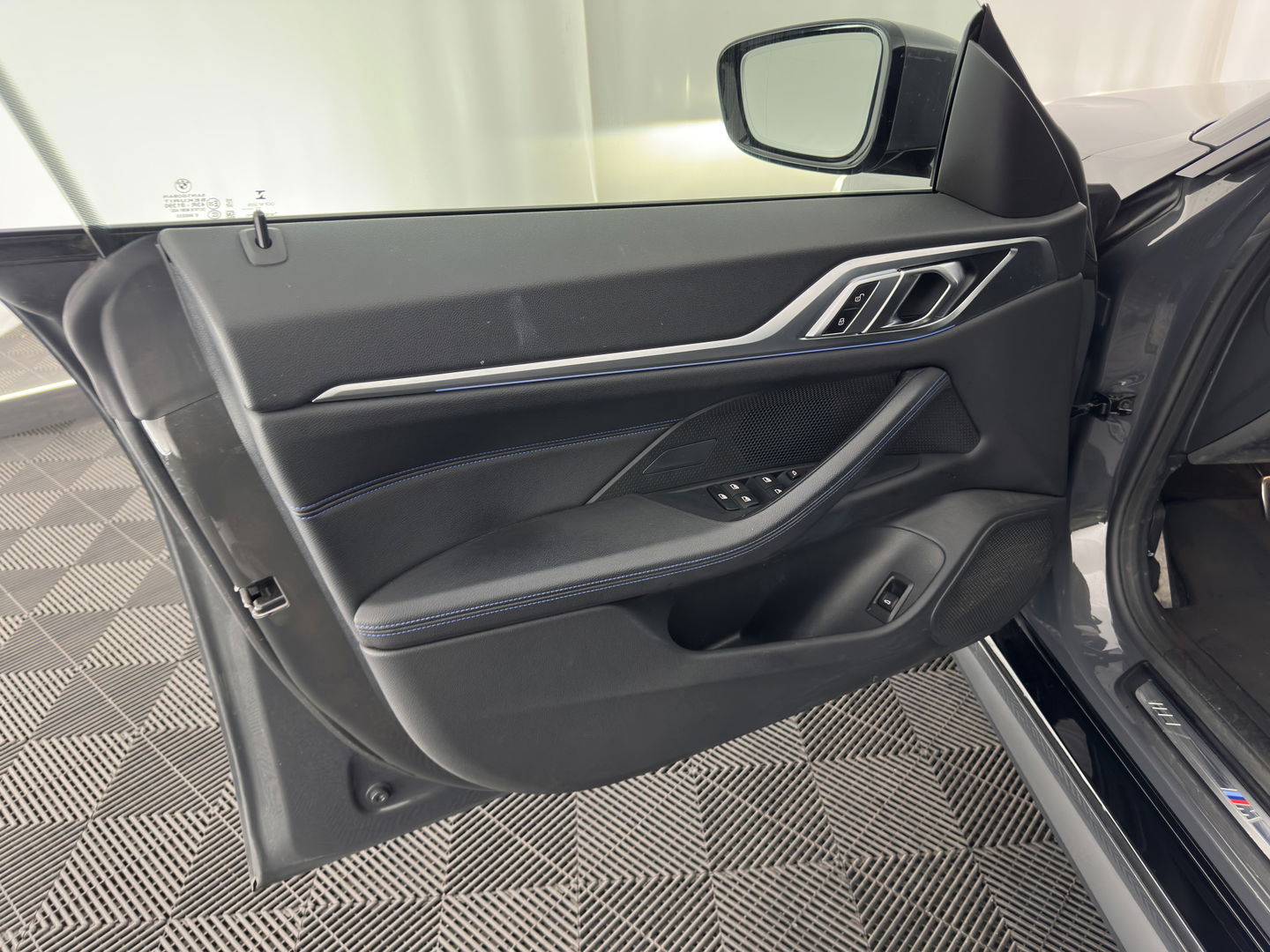 BMW i4 eDrive40 84 kWh M-Sportpack [ 3-Fase ] { SOH-95%} (INCL-BTW) *LEATHER-ALCANTARA | FULL-LED | ADAPTIVE-CRUISE | WIDE-SCREEN-DIGI-COCKPIT | DAB+ | CAMERA | AMBIENT-LIGHT | CARPLAY | SPORT-SEATS | PRIVACY-GLASS | TOWBAR | 18''ALU*