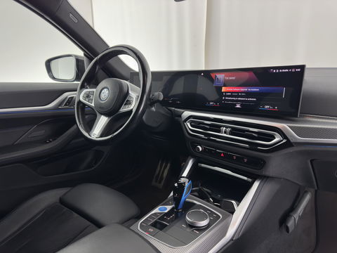 BMW i4 eDrive40 84 kWh M-Sportpack [ 3-Fase ] { SOH-95%} (INCL-BTW) *LEATHER-ALCANTARA | FULL-LED | ADAPTIVE-CRUISE | WIDE-SCREEN-DIGI-COCKPIT | DAB+ | CAMERA | AMBIENT-LIGHT | CARPLAY | SPORT-SEATS | PRIVACY-GLASS | TOWBAR | 18''ALU*