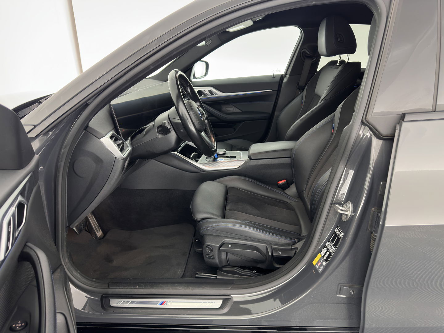 BMW i4 eDrive40 84 kWh M-Sportpack [ 3-Fase ] { SOH-95%} (INCL-BTW) *LEATHER-ALCANTARA | FULL-LED | ADAPTIVE-CRUISE | WIDE-SCREEN-DIGI-COCKPIT | DAB+ | CAMERA | AMBIENT-LIGHT | CARPLAY | SPORT-SEATS | PRIVACY-GLASS | TOWBAR | 18''ALU*
