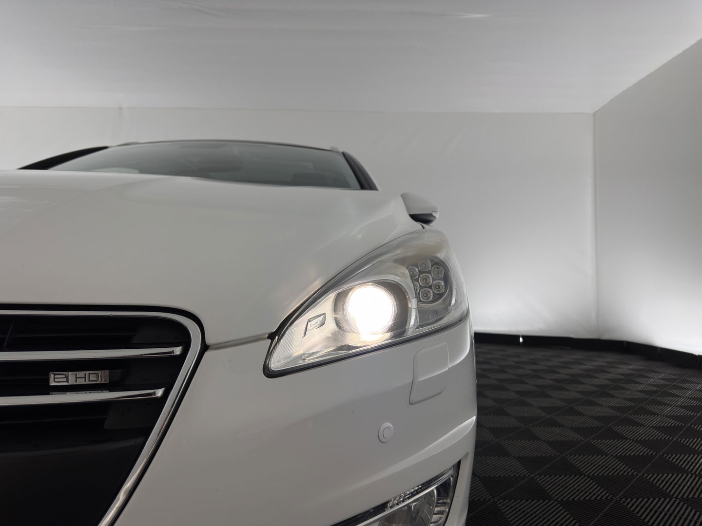 Peugeot 508 SW 1.6 e-HDi Active Aut. *PANO | HEAD-UP | XENON | NAVI-FULLMAP | COMFORT-SEATS | ECC | SHIFT-PADDLES | PDC | PRIVACY-GLASS | CRUISE | 17''ALU*