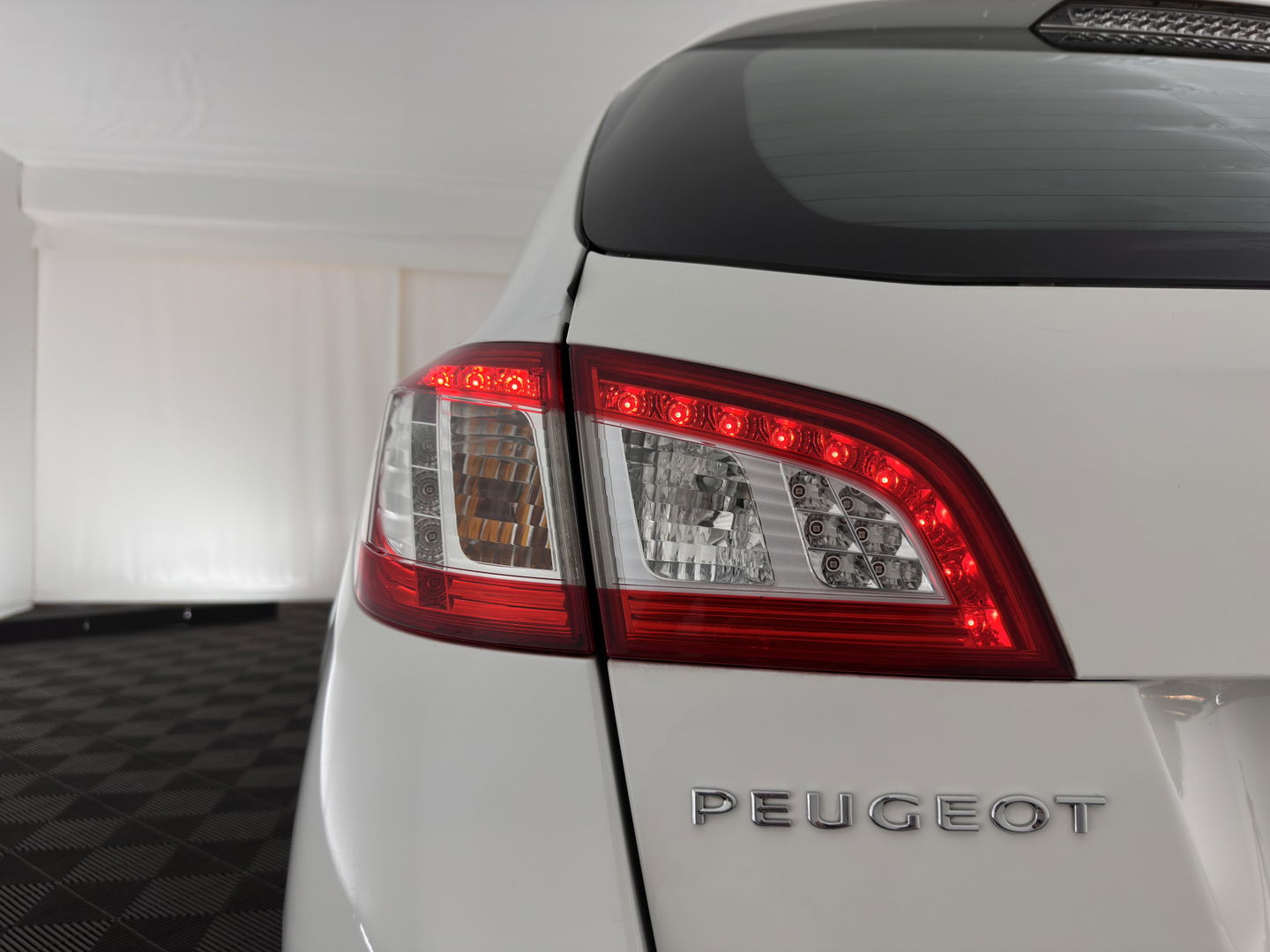 Peugeot 508 SW 1.6 e-HDi Active Aut. *PANO | HEAD-UP | XENON | NAVI-FULLMAP | COMFORT-SEATS | ECC | SHIFT-PADDLES | PDC |  PRIVACY-GLASS | CRUISE | 17''ALU*