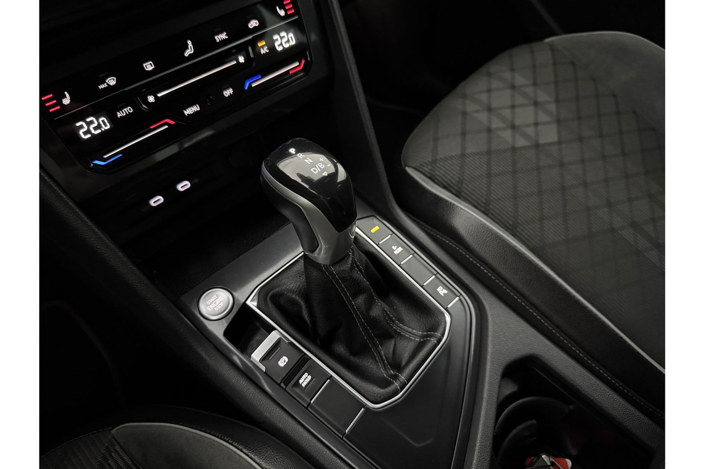 Volkswagen Tiguan 1.4 TSI eHybrid 225PK R-Line | 360° Camera | Sfeerverl. | IQ LED | Carplay | Virtual Cockpit | Trekhaak | 19"LMV