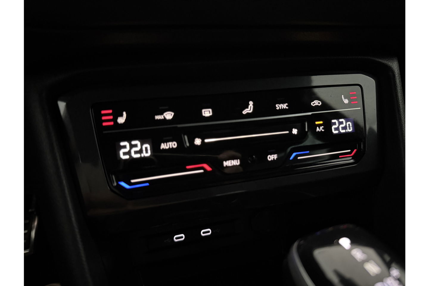 Volkswagen Tiguan 1.4 TSI eHybrid 225PK R-Line | 360° Camera | Sfeerverl. | IQ LED | Carplay | Virtual Cockpit | Trekhaak | 19"LMV