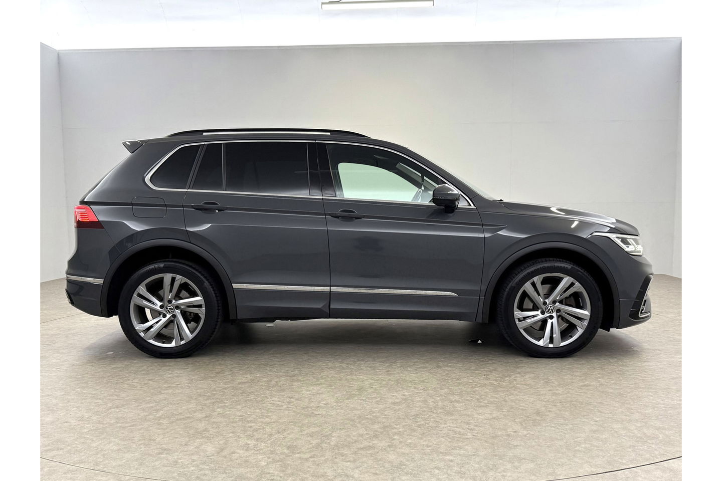 Volkswagen Tiguan 1.4 TSI eHybrid 225PK R-Line | 360° Camera | Sfeerverl. | IQ LED | Carplay | Virtual Cockpit | Trekhaak | 19"LMV
