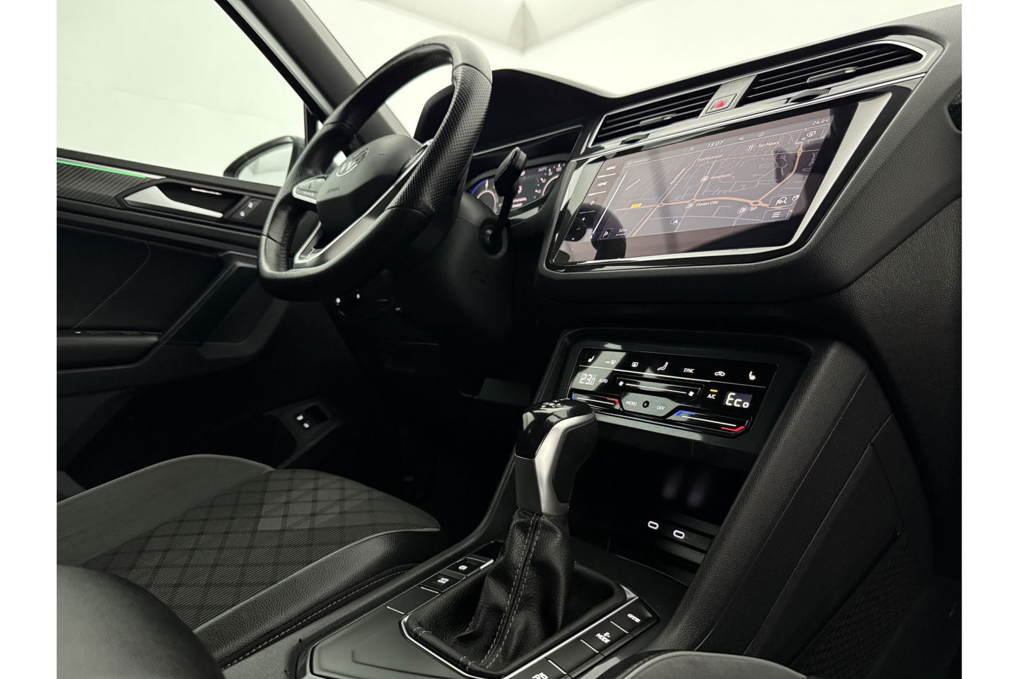 Volkswagen Tiguan 1.4 TSI eHybrid 225PK R-Line | 360° Camera | Sfeerverl. | IQ LED | Carplay | Virtual Cockpit | Trekhaak | 19"LMV