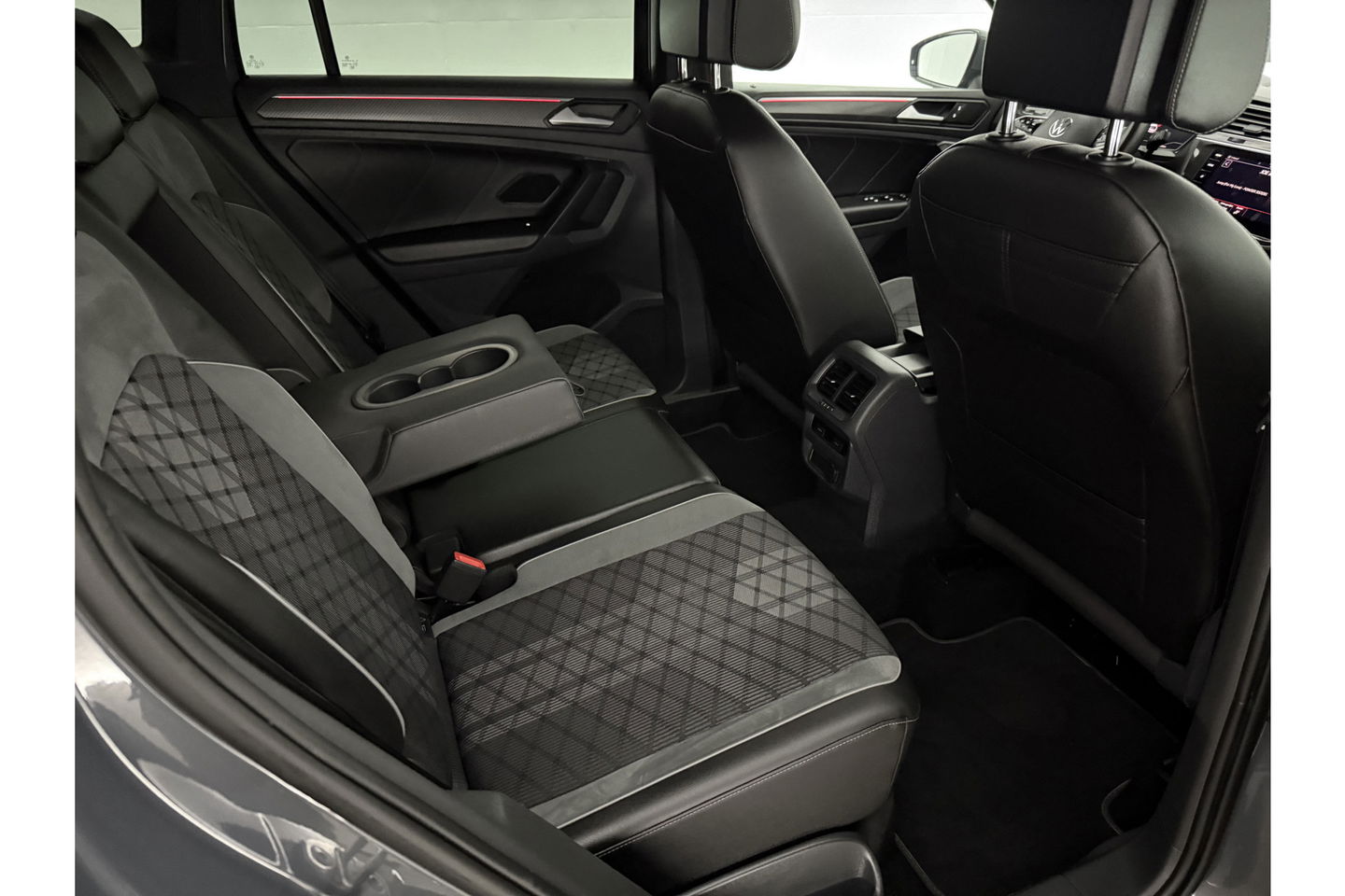 Volkswagen Tiguan 1.4 TSI eHybrid 225PK R-Line | 360° Camera | Sfeerverl. | IQ LED | Carplay | Virtual Cockpit | Trekhaak | 19"LMV