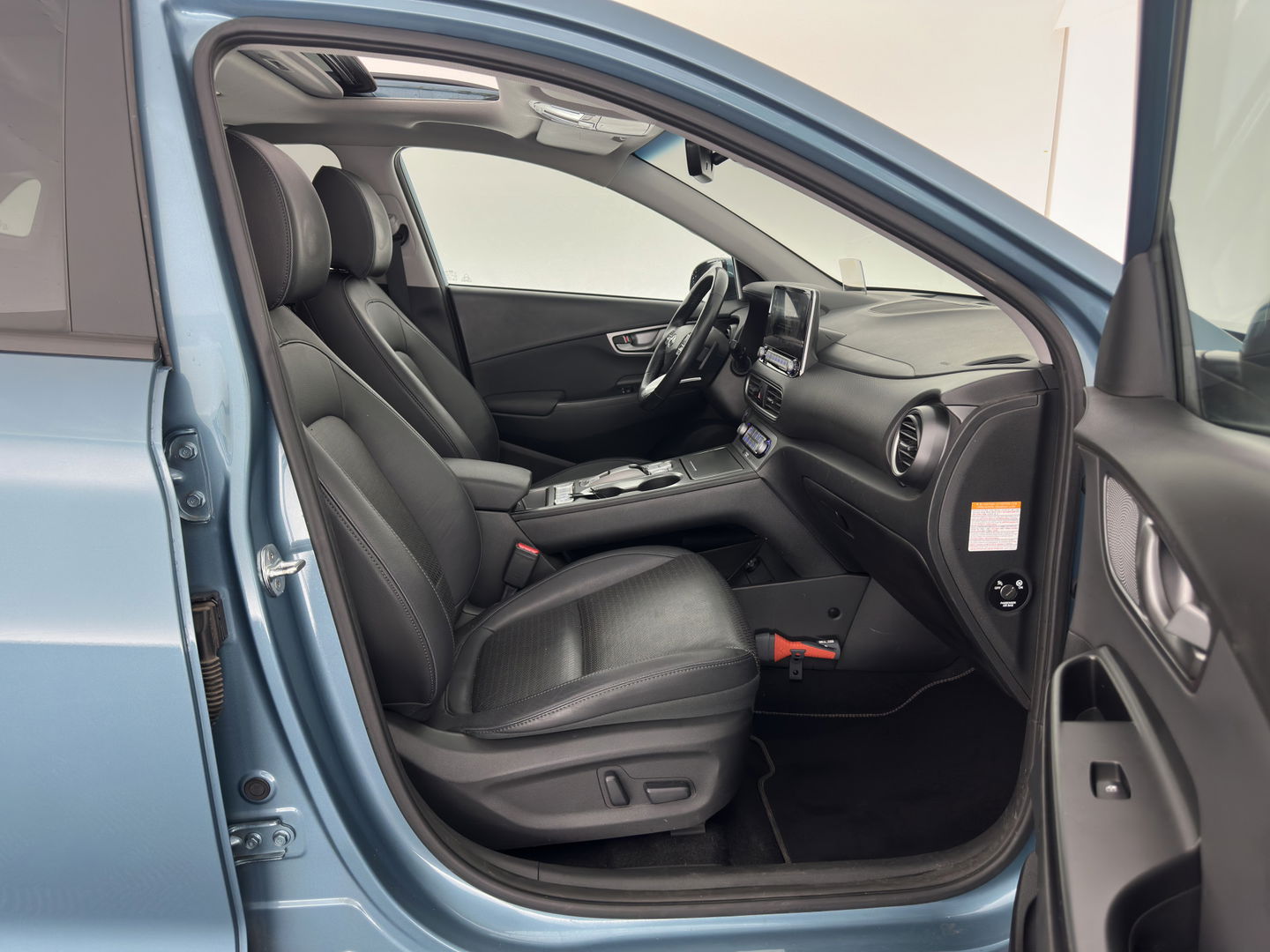 Hyundai KONA EV Premium 64 kWh [ 3-Fase ] {SOH-100%} *PANO | LEATHER | KRELL-AUDIO | HEAD-UP | FULL-LED | NAVI-FULLMAP | DAB | ADAPT.CRUISE | KEYLESS | CAMERA | BLIND-SPOT | LANE-ASSIST | DIGI-COCKPIT | COMFORT-SEATS | TOWBAR | 17''ALU*