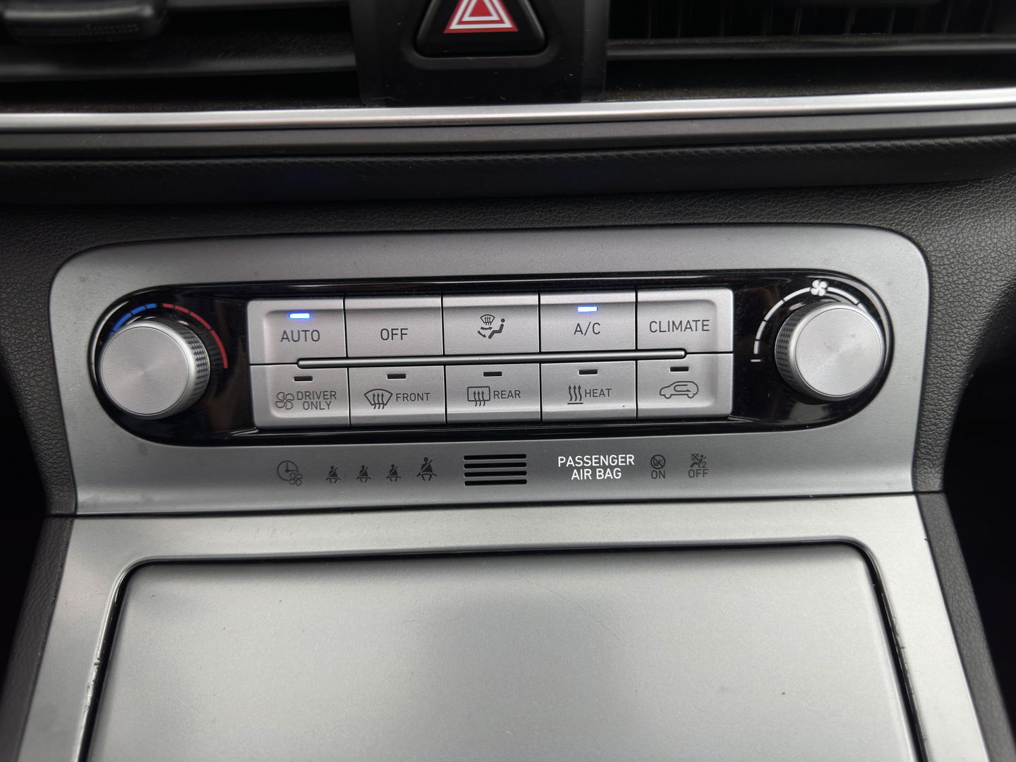 Hyundai KONA EV Premium 64 kWh [ 3-Fase ] {SOH-100%} *PANO | LEATHER | KRELL-AUDIO | HEAD-UP | FULL-LED | NAVI-FULLMAP | DAB | ADAPT.CRUISE | KEYLESS | CAMERA | BLIND-SPOT | LANE-ASSIST | DIGI-COCKPIT | COMFORT-SEATS | TOWBAR | 17''ALU*