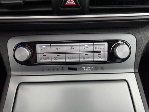 Hyundai KONA EV Premium 64 kWh [ 3-Fase ] {SOH-100%} *PANO | LEATHER | KRELL-AUDIO | HEAD-UP | FULL-LED | NAVI-FULLMAP | DAB | ADAPT.CRUISE | KEYLESS | CAMERA | BLIND-SPOT | LANE-ASSIST | DIGI-COCKPIT | COMFORT-SEATS | TOWBAR | 17''ALU*