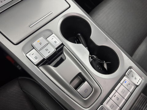 Hyundai KONA EV Premium 64 kWh [ 3-Fase ] {SOH-100%} *PANO | LEATHER | KRELL-AUDIO | HEAD-UP | FULL-LED | NAVI-FULLMAP | DAB | ADAPT.CRUISE | KEYLESS | CAMERA | BLIND-SPOT | LANE-ASSIST | DIGI-COCKPIT | COMFORT-SEATS | TOWBAR | 17''ALU*