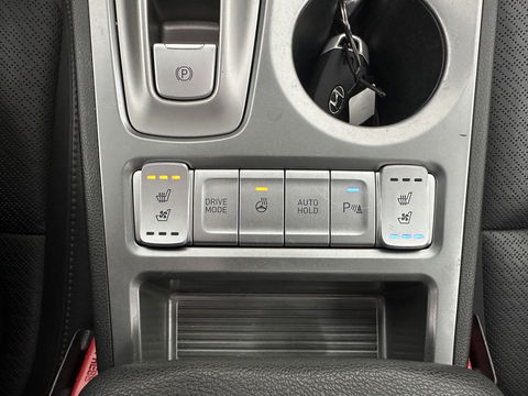 Hyundai KONA EV Premium 64 kWh [ 3-Fase ] {SOH-100%} *PANO | LEATHER | KRELL-AUDIO | HEAD-UP | FULL-LED | NAVI-FULLMAP | DAB | ADAPT.CRUISE | KEYLESS | CAMERA | BLIND-SPOT | LANE-ASSIST | DIGI-COCKPIT | COMFORT-SEATS | TOWBAR | 17''ALU*