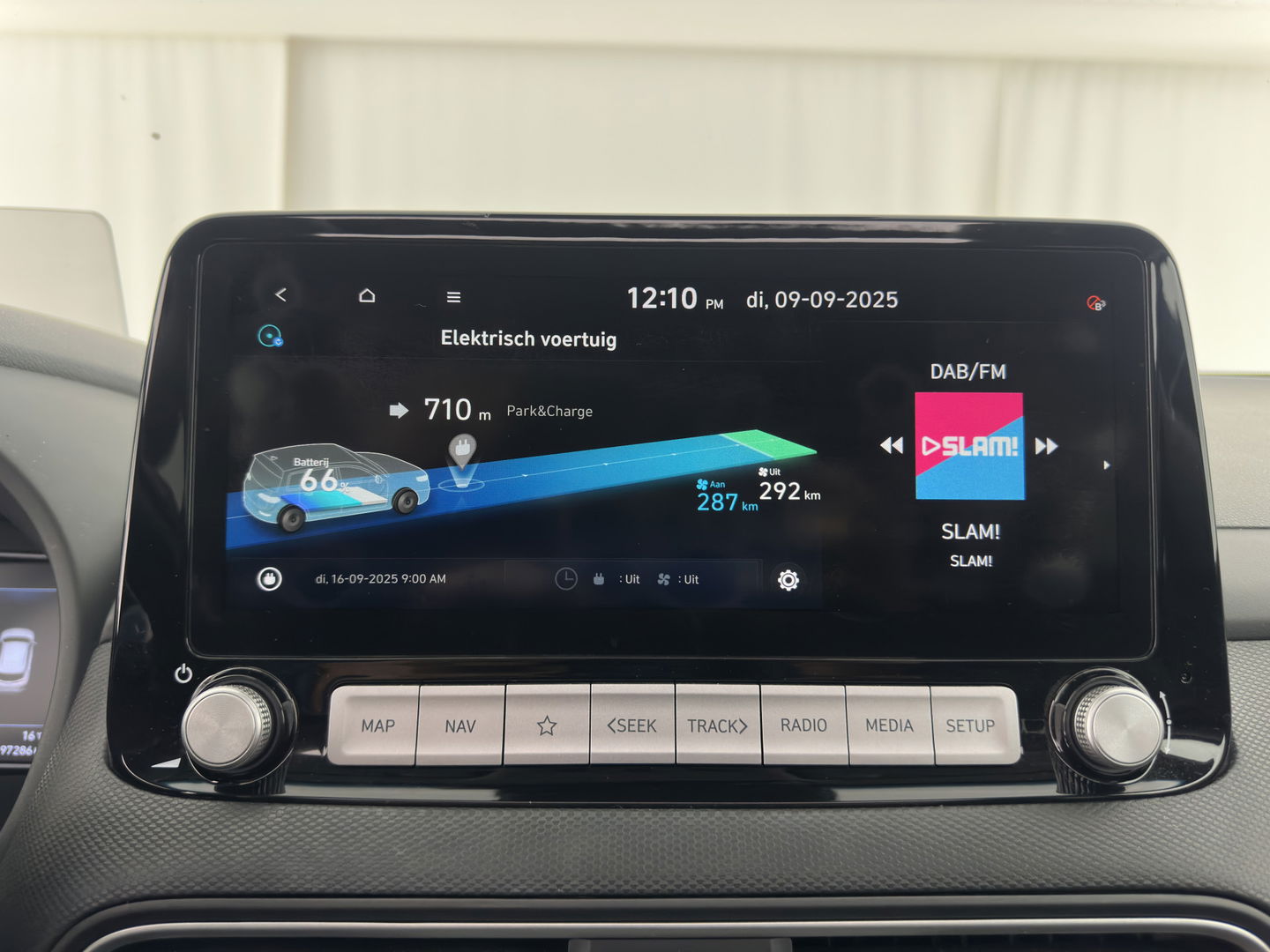 Hyundai KONA EV Premium 64 kWh [ 3-Fase ] {SOH-100%} *PANO | LEATHER | KRELL-AUDIO | HEAD-UP | FULL-LED | NAVI-FULLMAP | DAB | ADAPT.CRUISE | KEYLESS | CAMERA | BLIND-SPOT | LANE-ASSIST | DIGI-COCKPIT | COMFORT-SEATS | TOWBAR | 17''ALU*