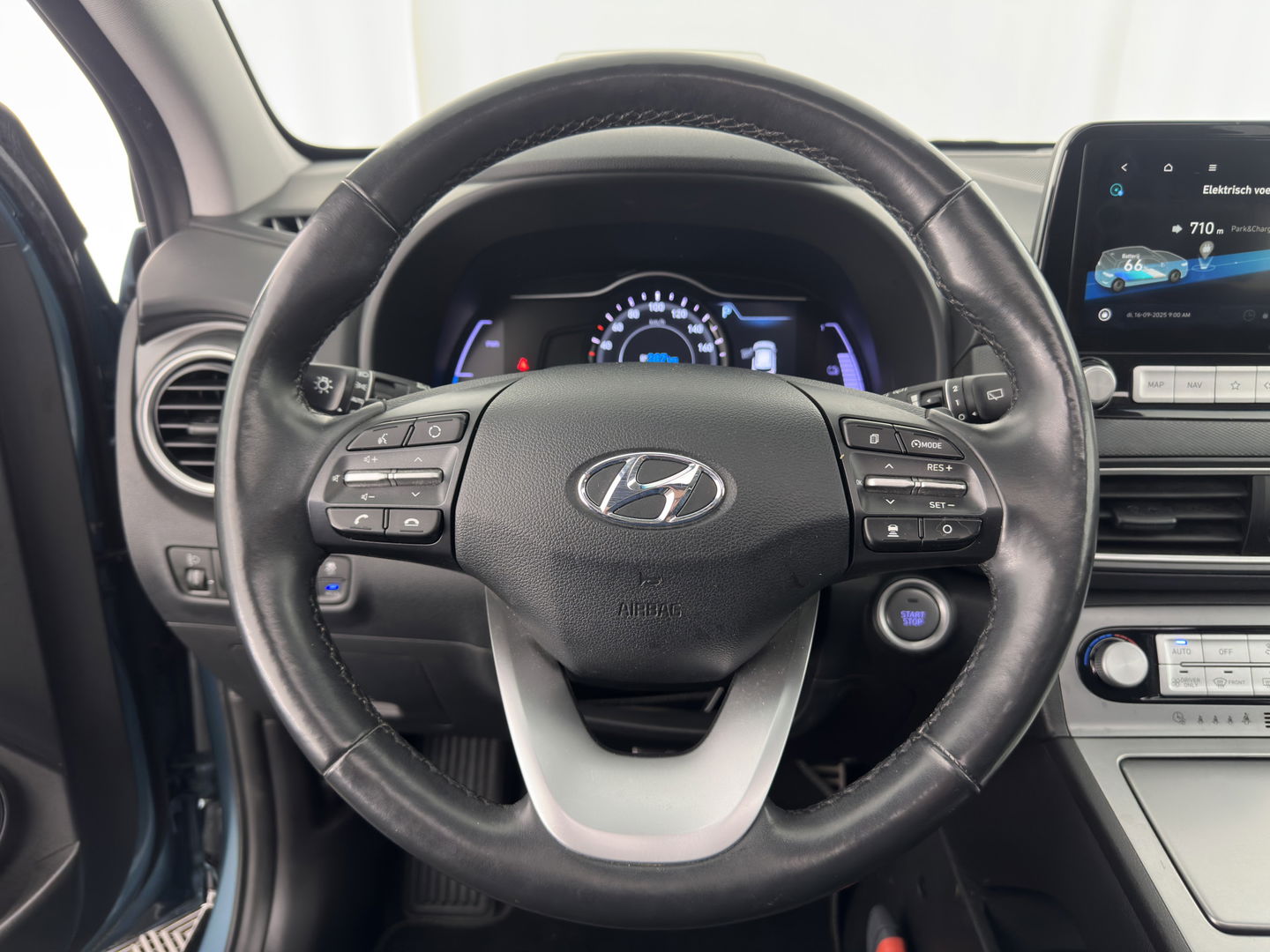 Hyundai KONA EV Premium 64 kWh [ 3-Fase ] {SOH-100%} *PANO | LEATHER | KRELL-AUDIO | HEAD-UP | FULL-LED | NAVI-FULLMAP | DAB | ADAPT.CRUISE | KEYLESS | CAMERA | BLIND-SPOT | LANE-ASSIST | DIGI-COCKPIT | COMFORT-SEATS | TOWBAR | 17''ALU*