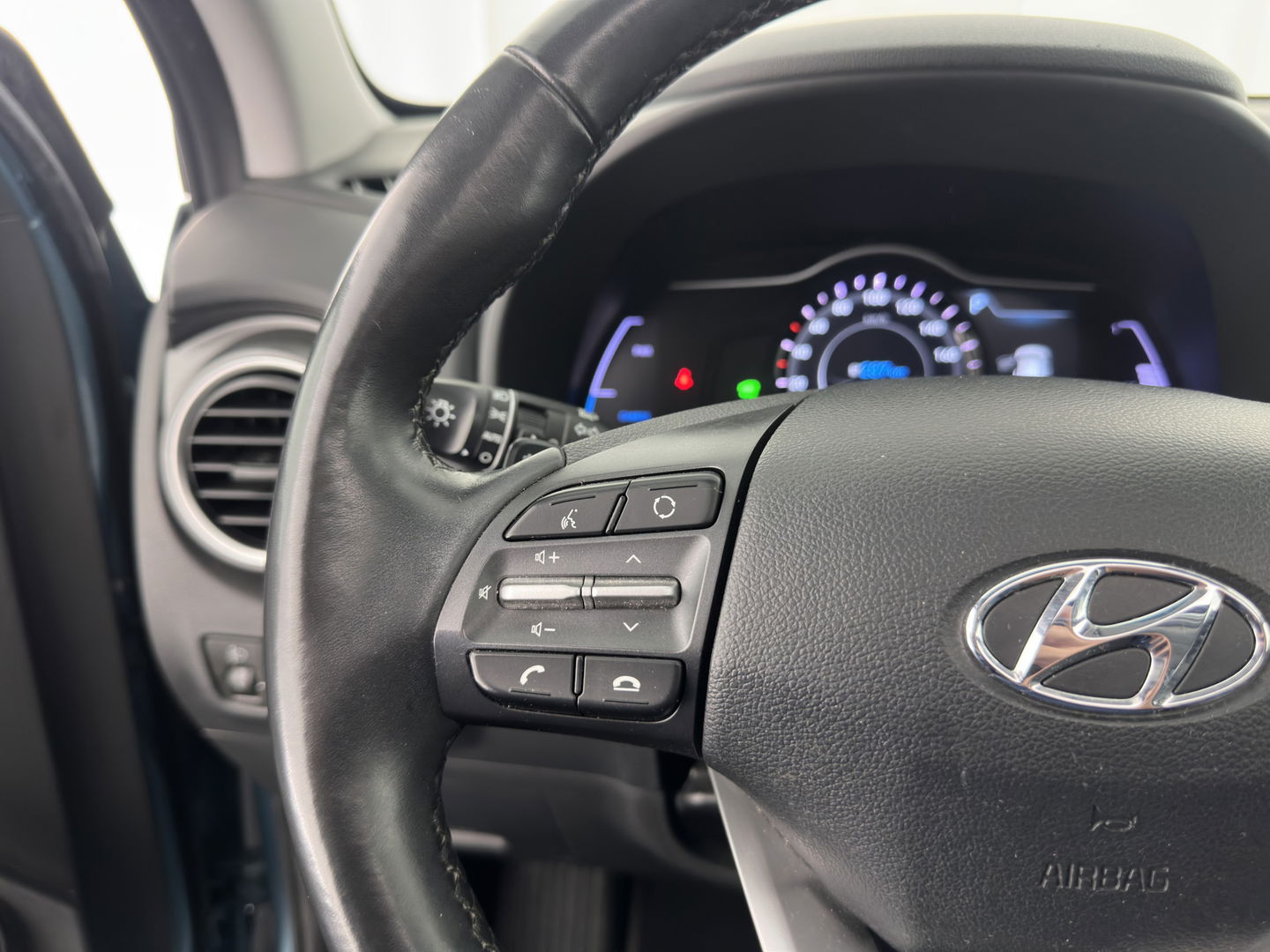 Hyundai KONA EV Premium 64 kWh [ 3-Fase ] {SOH-100%} *PANO | LEATHER | KRELL-AUDIO | HEAD-UP | FULL-LED | NAVI-FULLMAP | DAB | ADAPT.CRUISE | KEYLESS | CAMERA | BLIND-SPOT | LANE-ASSIST | DIGI-COCKPIT | COMFORT-SEATS | TOWBAR | 17''ALU*