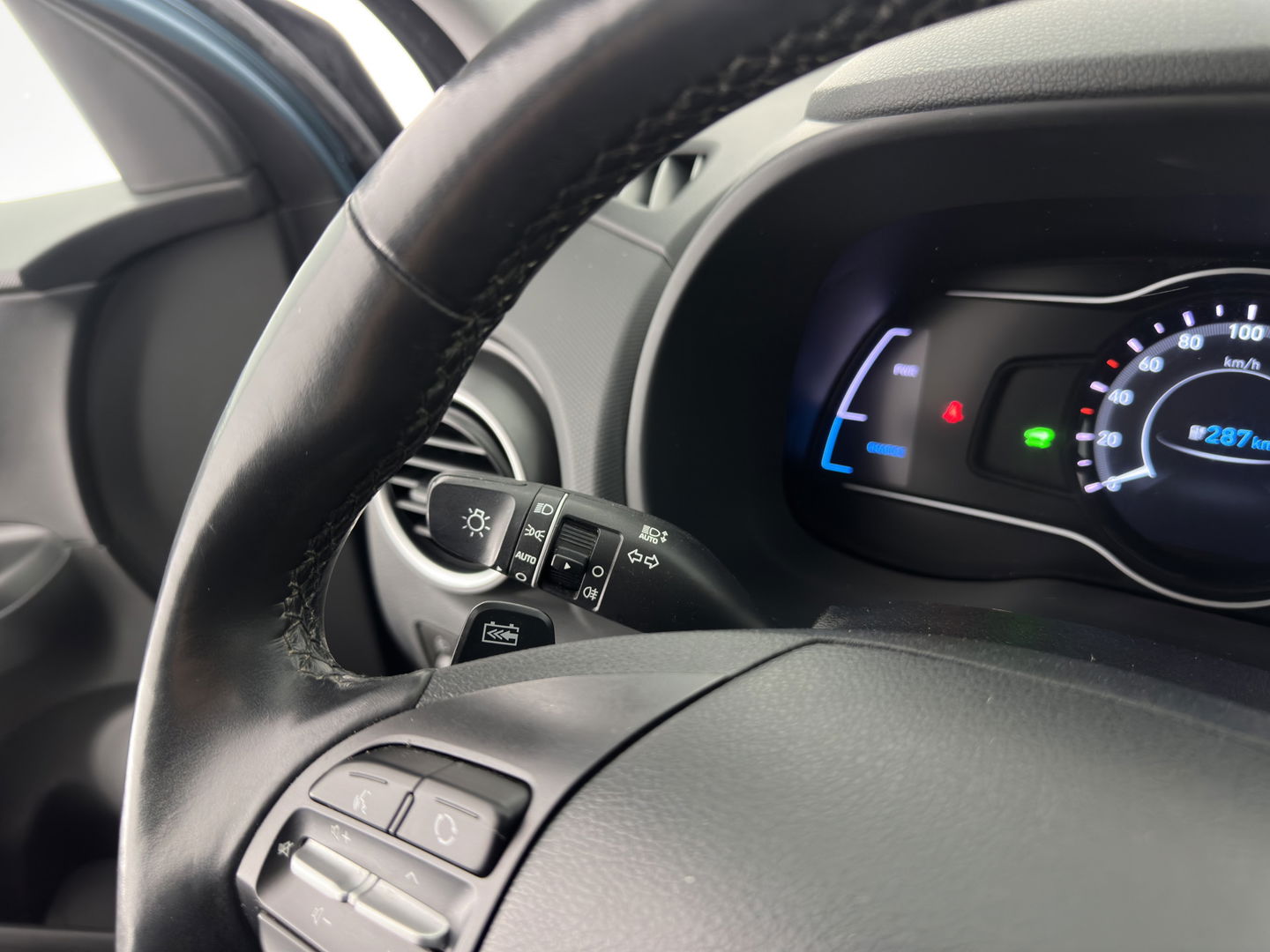 Hyundai KONA EV Premium 64 kWh [ 3-Fase ] {SOH-100%} *PANO | LEATHER | KRELL-AUDIO | HEAD-UP | FULL-LED | NAVI-FULLMAP | DAB | ADAPT.CRUISE | KEYLESS | CAMERA | BLIND-SPOT | LANE-ASSIST | DIGI-COCKPIT | COMFORT-SEATS | TOWBAR | 17''ALU*
