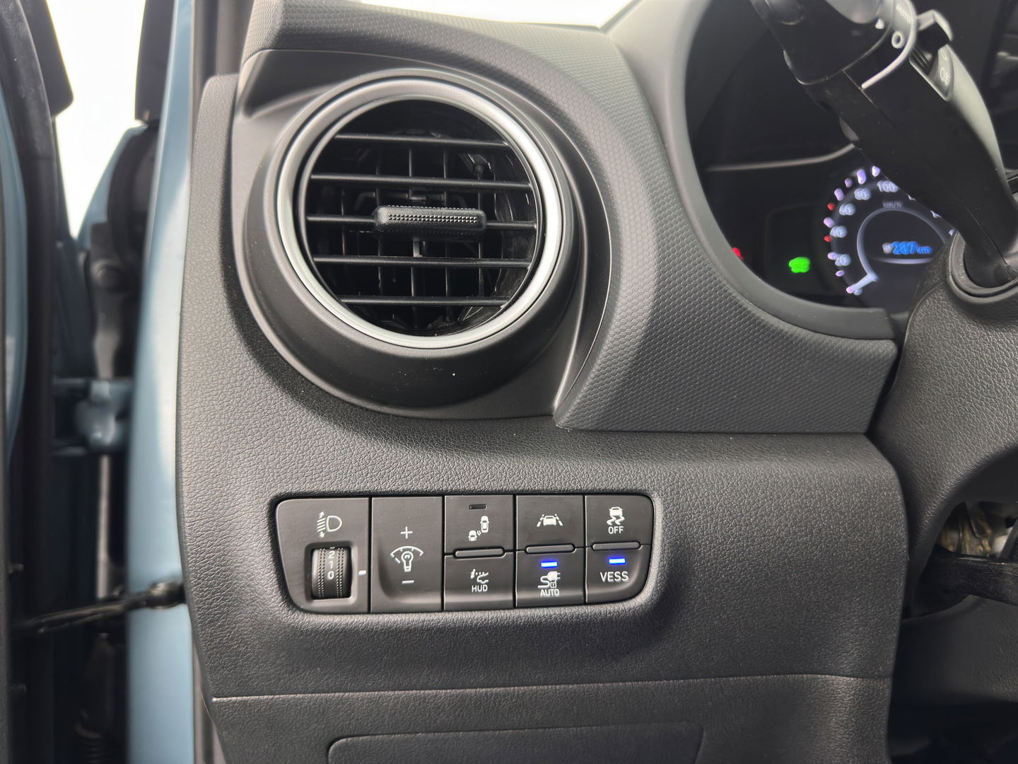 Hyundai KONA EV Premium 64 kWh [ 3-Fase ] {SOH-100%} *PANO | LEATHER | KRELL-AUDIO | HEAD-UP | FULL-LED | NAVI-FULLMAP | DAB | ADAPT.CRUISE | KEYLESS | CAMERA | BLIND-SPOT | LANE-ASSIST | DIGI-COCKPIT | COMFORT-SEATS | TOWBAR | 17''ALU*