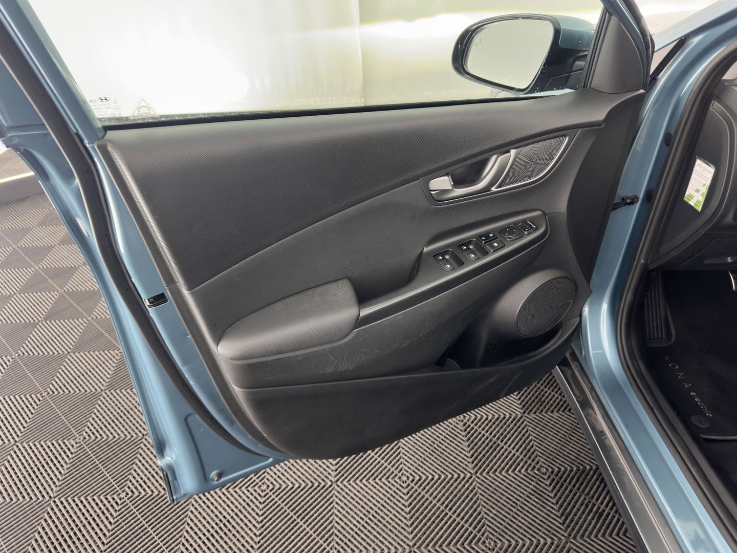 Hyundai KONA EV Premium 64 kWh [ 3-Fase ] {SOH-100%} *PANO | LEATHER | KRELL-AUDIO | HEAD-UP | FULL-LED | NAVI-FULLMAP | DAB | ADAPT.CRUISE | KEYLESS | CAMERA | BLIND-SPOT | LANE-ASSIST | DIGI-COCKPIT | COMFORT-SEATS | TOWBAR | 17''ALU*