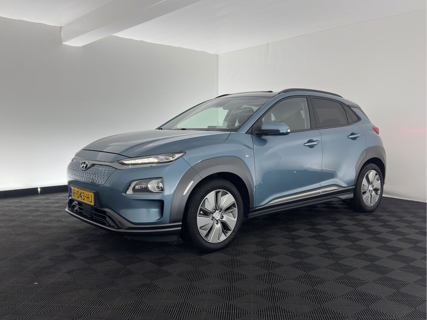 Hyundai KONA EV Premium 64 kWh [ 3-Fase ] {SOH-100%} *PANO | LEATHER | KRELL-AUDIO | HEAD-UP | FULL-LED | NAVI-FULLMAP | DAB | ADAPT.CRUISE | KEYLESS | CAMERA | BLIND-SPOT | LANE-ASSIST | DIGI-COCKPIT | COMFORT-SEATS | TOWBAR | 17''ALU*
