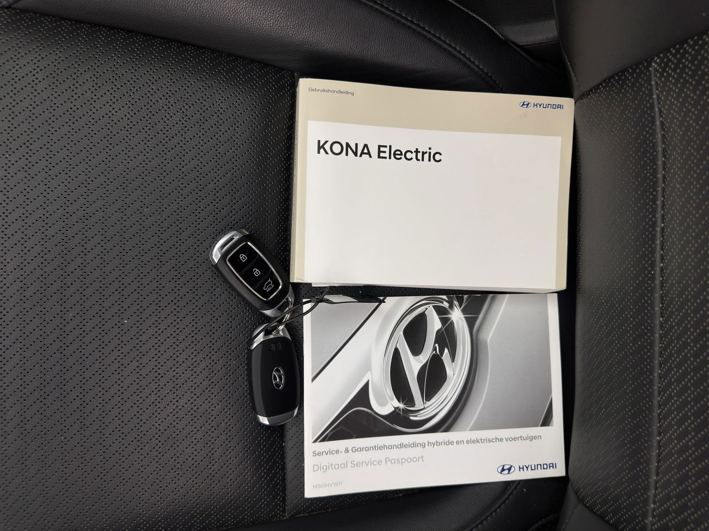 Hyundai KONA EV Premium 64 kWh [ 3-Fase ] {SOH-100%} *PANO | LEATHER | KRELL-AUDIO | HEAD-UP | FULL-LED | NAVI-FULLMAP | DAB | ADAPT.CRUISE | KEYLESS | CAMERA | BLIND-SPOT | LANE-ASSIST | DIGI-COCKPIT | COMFORT-SEATS | TOWBAR | 17''ALU*