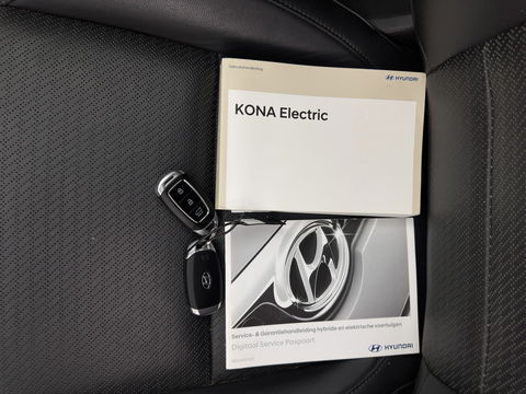 Hyundai KONA EV Premium 64 kWh [ 3-Fase ] {SOH-100%} *PANO | LEATHER | KRELL-AUDIO | HEAD-UP | FULL-LED | NAVI-FULLMAP | DAB | ADAPT.CRUISE | KEYLESS | CAMERA | BLIND-SPOT | LANE-ASSIST | DIGI-COCKPIT | COMFORT-SEATS | TOWBAR | 17''ALU*