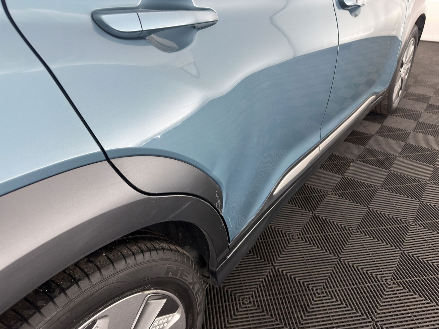 Hyundai KONA EV Premium 64 kWh [ 3-Fase ] {SOH-100%} *PANO | LEATHER | KRELL-AUDIO | HEAD-UP | FULL-LED | NAVI-FULLMAP | DAB | ADAPT.CRUISE | KEYLESS | CAMERA | BLIND-SPOT | LANE-ASSIST | DIGI-COCKPIT | COMFORT-SEATS | TOWBAR | 17''ALU*