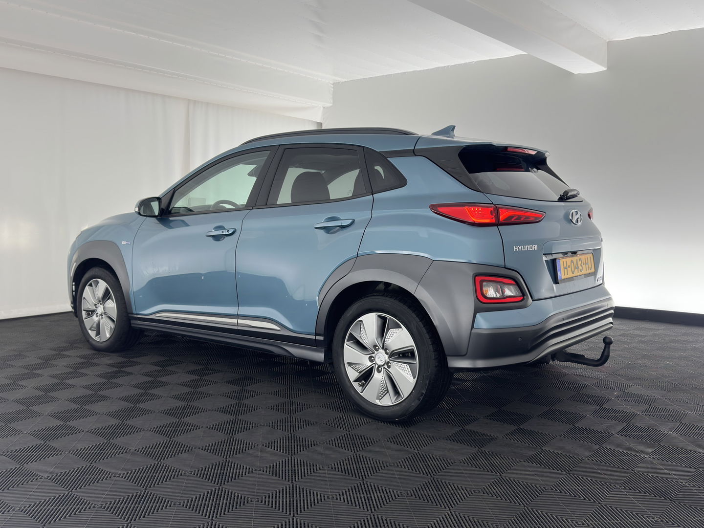 Hyundai KONA EV Premium 64 kWh [ 3-Fase ] {SOH-100%} *PANO | LEATHER | KRELL-AUDIO | HEAD-UP | FULL-LED | NAVI-FULLMAP | DAB | ADAPT.CRUISE | KEYLESS | CAMERA | BLIND-SPOT | LANE-ASSIST | DIGI-COCKPIT | COMFORT-SEATS | TOWBAR | 17''ALU*