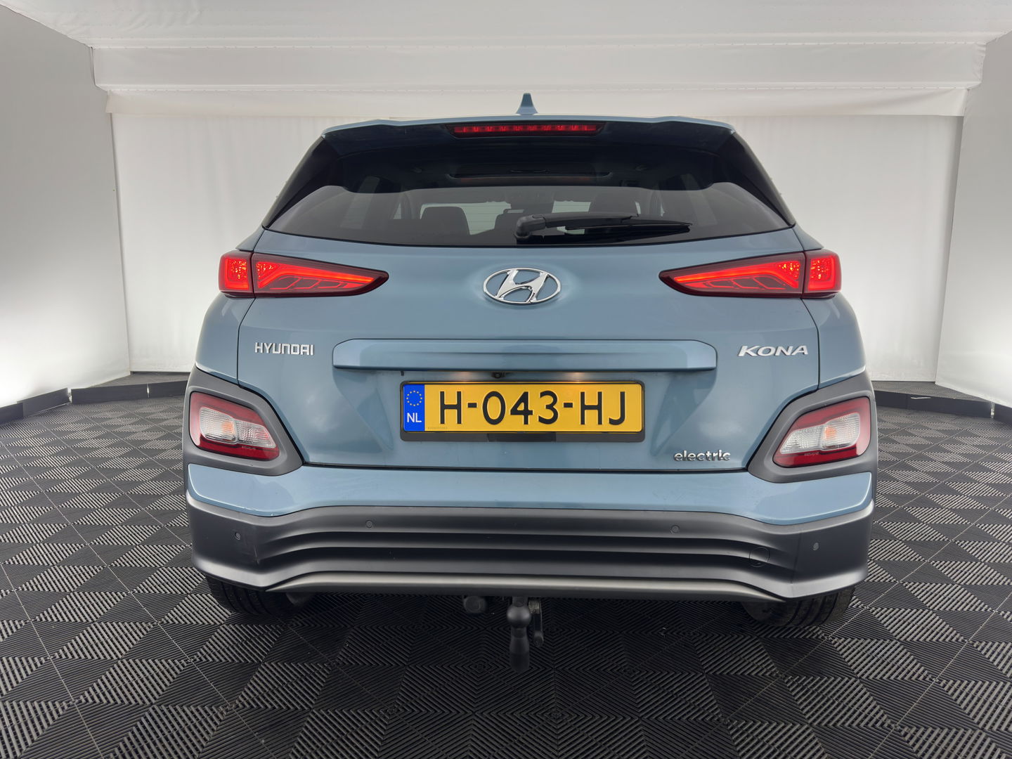 Hyundai KONA EV Premium 64 kWh [ 3-Fase ] {SOH-100%} *PANO | LEATHER | KRELL-AUDIO | HEAD-UP | FULL-LED | NAVI-FULLMAP | DAB | ADAPT.CRUISE | KEYLESS | CAMERA | BLIND-SPOT | LANE-ASSIST | DIGI-COCKPIT | COMFORT-SEATS | TOWBAR | 17''ALU*