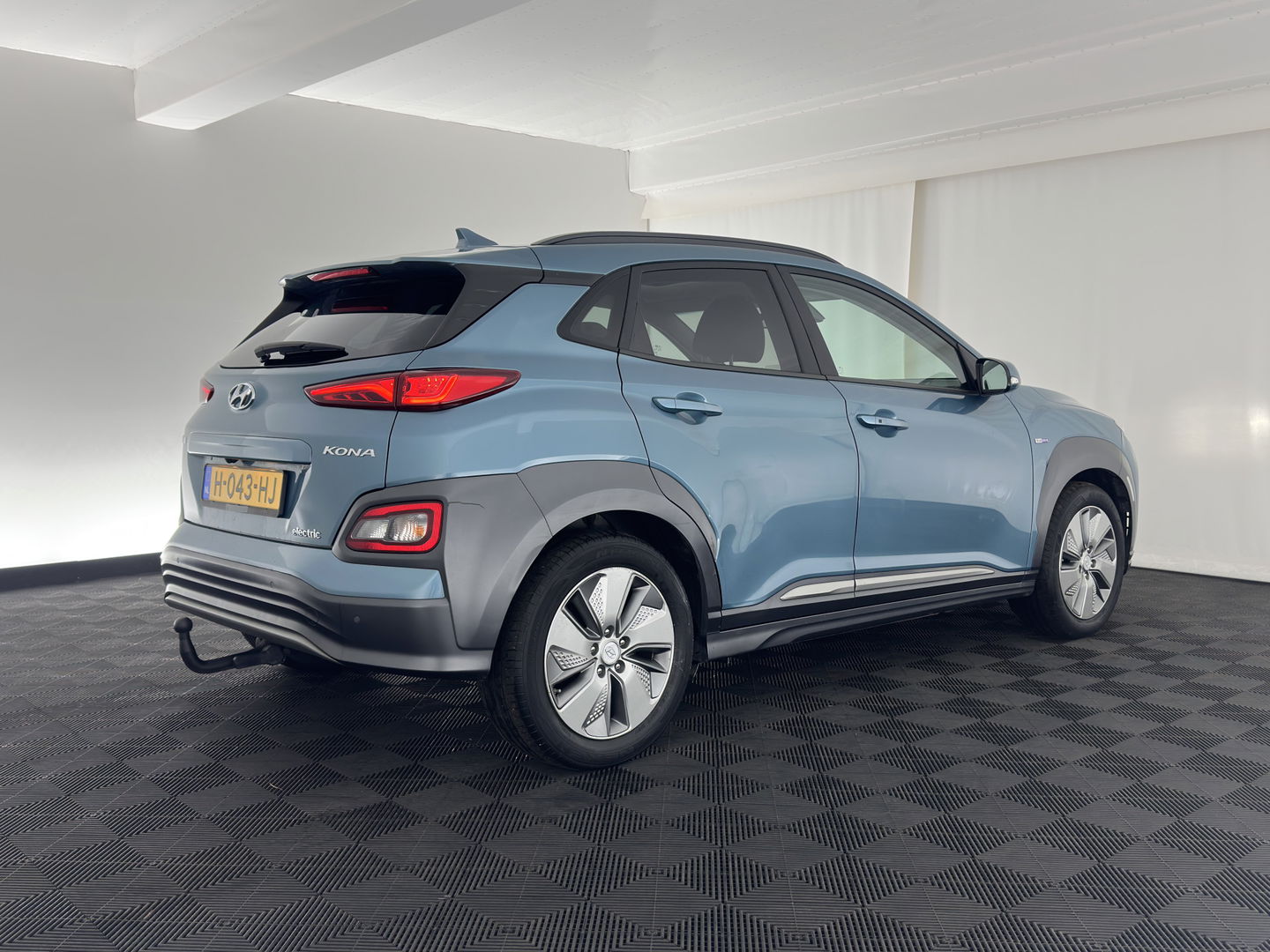 Hyundai KONA EV Premium 64 kWh [ 3-Fase ] {SOH-100%} *PANO | LEATHER | KRELL-AUDIO | HEAD-UP | FULL-LED | NAVI-FULLMAP | DAB | ADAPT.CRUISE | KEYLESS | CAMERA | BLIND-SPOT | LANE-ASSIST | DIGI-COCKPIT | COMFORT-SEATS | TOWBAR | 17''ALU*