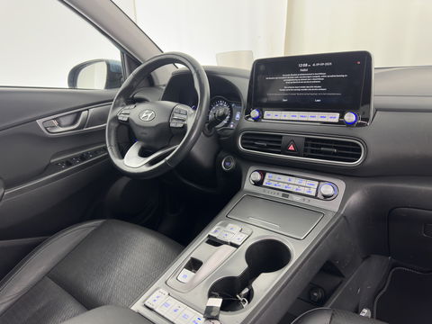 Hyundai KONA EV Premium 64 kWh [ 3-Fase ] {SOH-100%} *PANO | LEATHER | KRELL-AUDIO | HEAD-UP | FULL-LED | NAVI-FULLMAP | DAB | ADAPT.CRUISE | KEYLESS | CAMERA | BLIND-SPOT | LANE-ASSIST | DIGI-COCKPIT | COMFORT-SEATS | TOWBAR | 17''ALU*