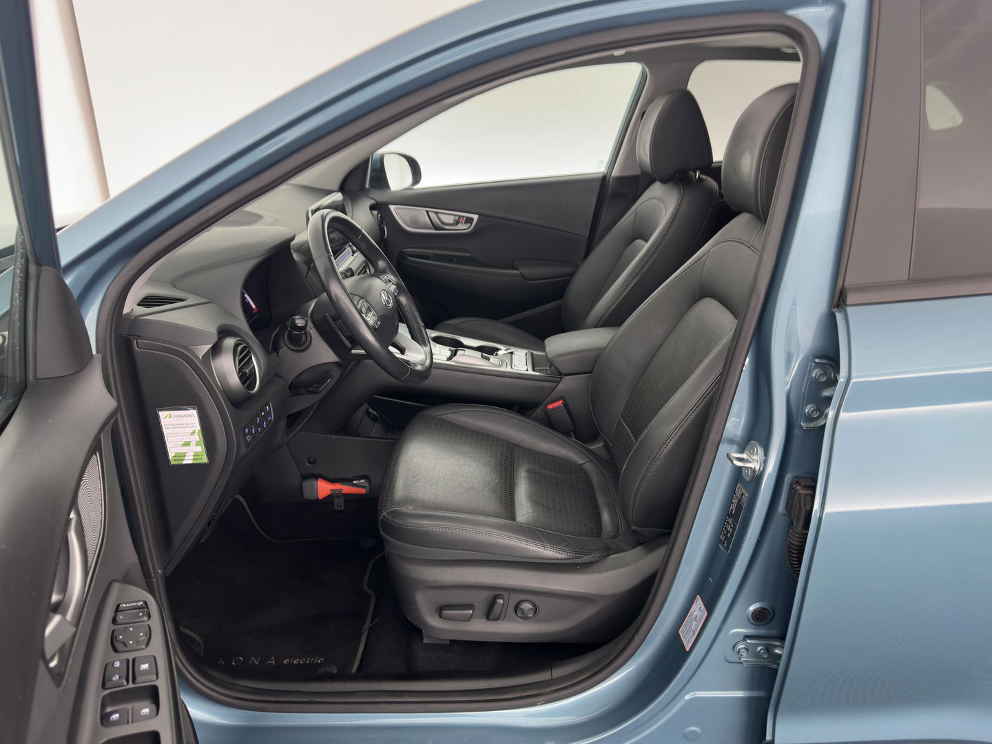 Hyundai KONA EV Premium 64 kWh [ 3-Fase ] {SOH-100%} *PANO | LEATHER | KRELL-AUDIO | HEAD-UP | FULL-LED | NAVI-FULLMAP | DAB | ADAPT.CRUISE | KEYLESS | CAMERA | BLIND-SPOT | LANE-ASSIST | DIGI-COCKPIT | COMFORT-SEATS | TOWBAR | 17''ALU*