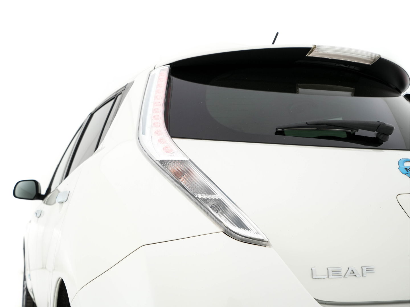 Nissan Leaf Tekna 24 kWh Aut. *LUXURY-LEATHER | FULL-LED | BOSE-SURROUND | TOP-VIEW | KEYLESS | NAVI-FULLMAP | ECC | HEATED-COMFORTSEATS | CAMERA | DIGI-COCKPIT | PRIVACY-GLASS | 17"ALU*