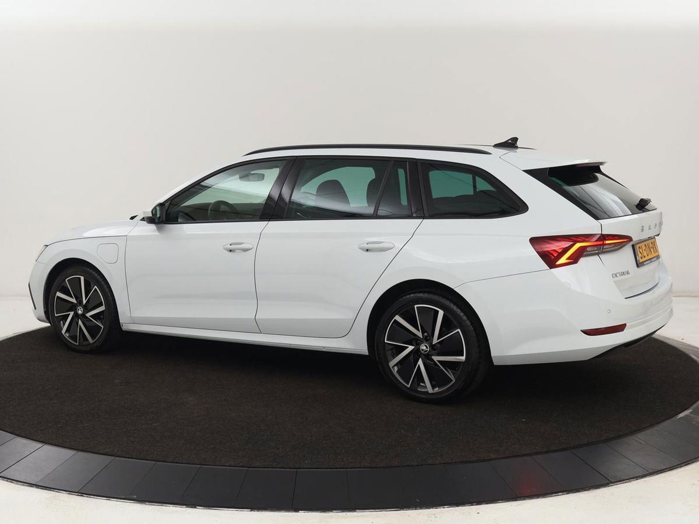 Škoda Octavia Combi 1.4 TSI iV PHEV Business Edition | Adaptive Cruise | Stoel & Stuurverwarming | LED | Navigatie | Carplay | Massage | Elektrische achterklep | Camera