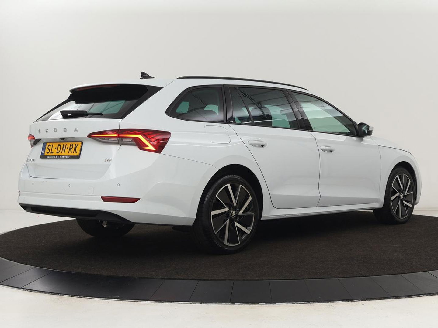 Škoda Octavia Combi 1.4 TSI iV PHEV Business Edition | Adaptive Cruise | Stoel & Stuurverwarming | LED | Navigatie | Carplay | Massage | Elektrische achterklep | Camera