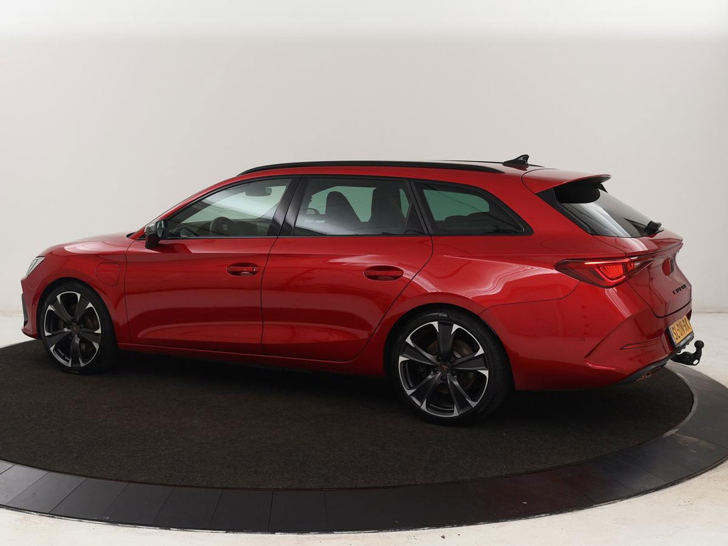 CUPRA Leon Sportstourer 1.4 TSI eHybrid PHEV VZ | Trekhaak Wegklapbaar | Stuurverwarming | Full LED | Camera | Stoelverwarming | Apple Carplay