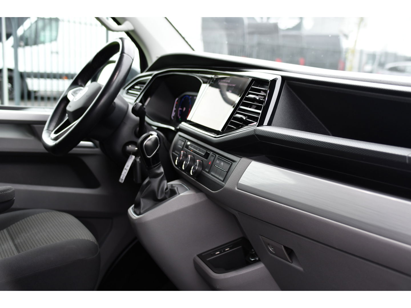 Volkswagen Transporter 2.0 TDI L2H1 Bulli Virtual, Cruise, Carplay, Automaat, Multimedia, Sensoren, 150PK, Trekhaak, LED, UNIEK!