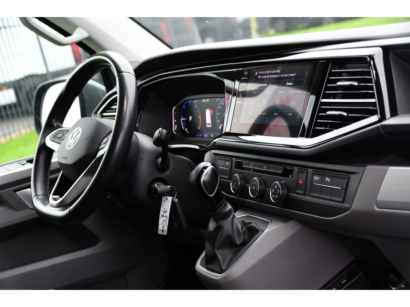 Volkswagen Transporter 2.0 TDI L2H1 Bulli Virtual, Cruise, Carplay, Automaat, Multimedia, Sensoren, 150PK, Trekhaak, LED, UNIEK!