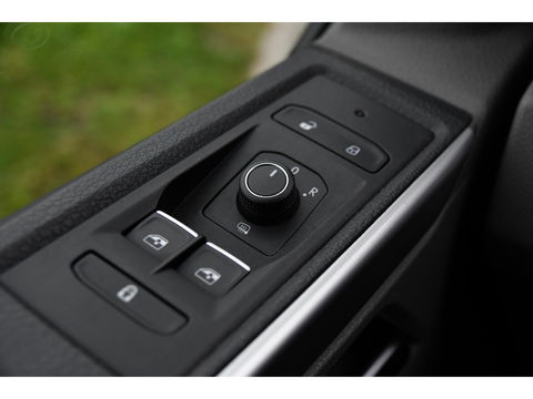 Volkswagen Transporter 2.0 TDI L2H1 Bulli Virtual, Cruise, Carplay, Automaat, Multimedia, Sensoren, 150PK, Trekhaak, LED, UNIEK!
