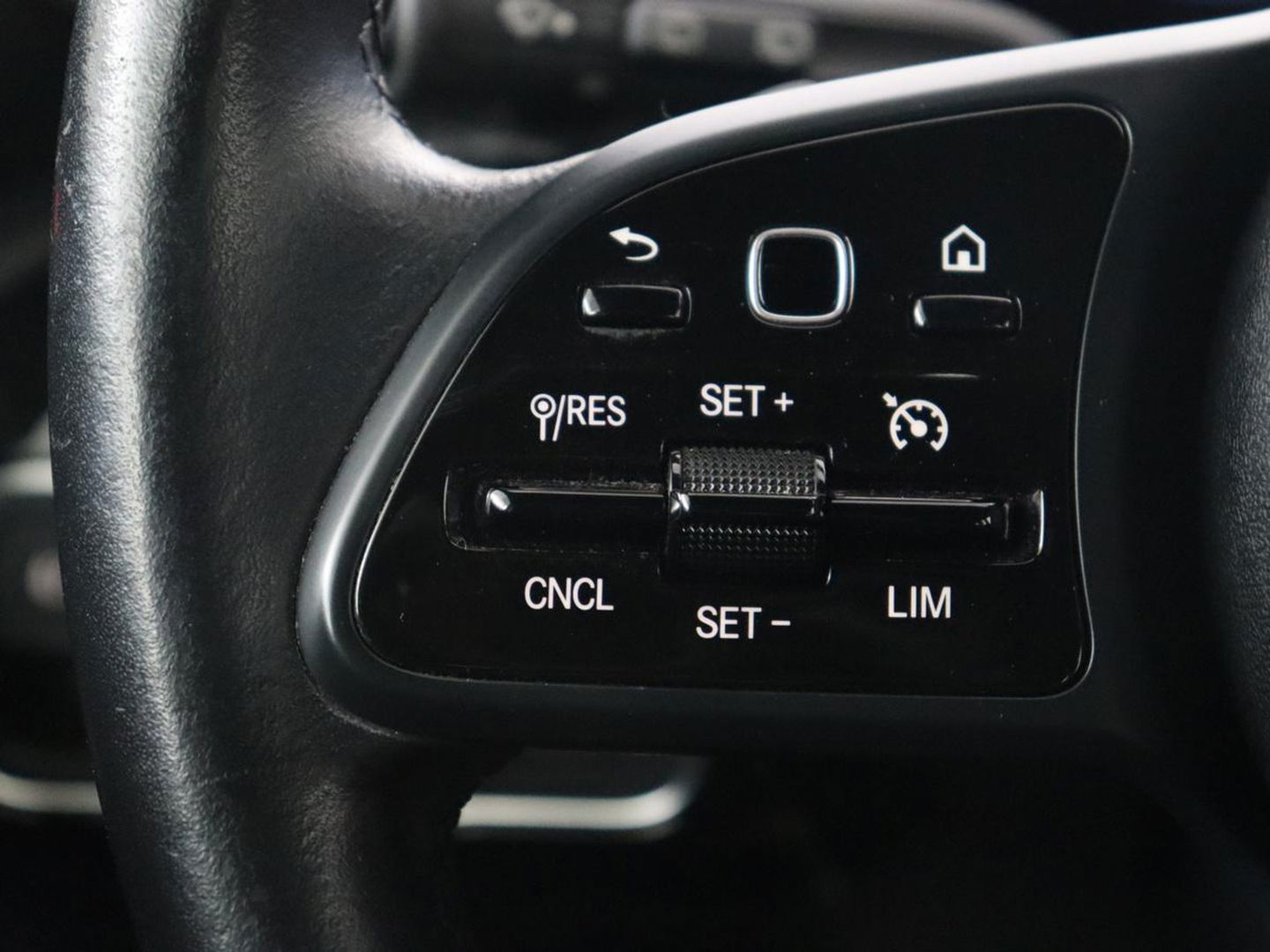 Mercedes-Benz A-Klasse 180 Business Solution | Carplay | Camera | Adaptive cruise | Automaat | Navigatie | Lane asssist | LED | Stoelverwarming