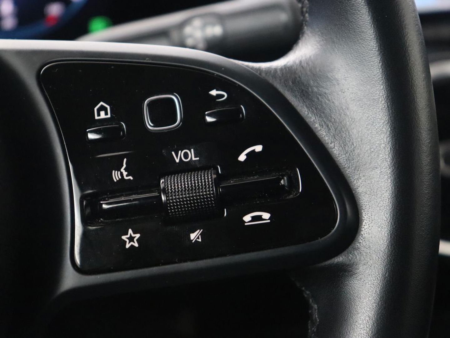 Mercedes-Benz A-Klasse 180 Business Solution | Carplay | Camera | Adaptive cruise | Automaat | Navigatie | Lane asssist | LED | Stoelverwarming