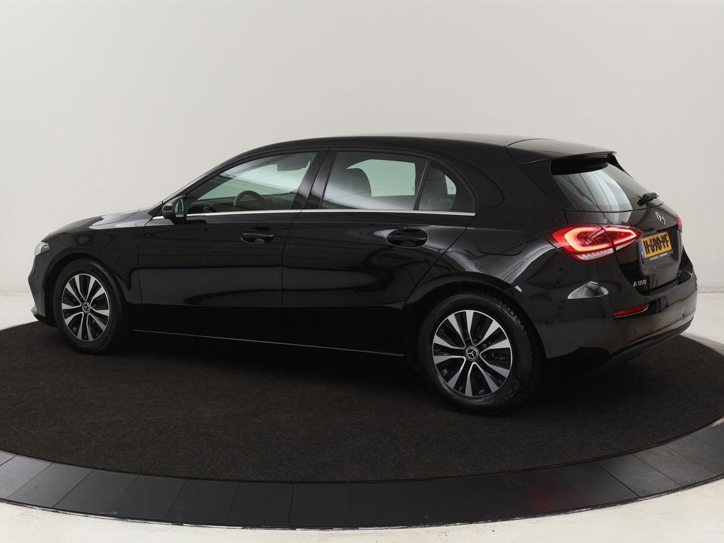 Mercedes-Benz A-Klasse 180 Business Solution | Carplay | Camera | Adaptive cruise | Automaat | Navigatie | Lane asssist | LED | Stoelverwarming