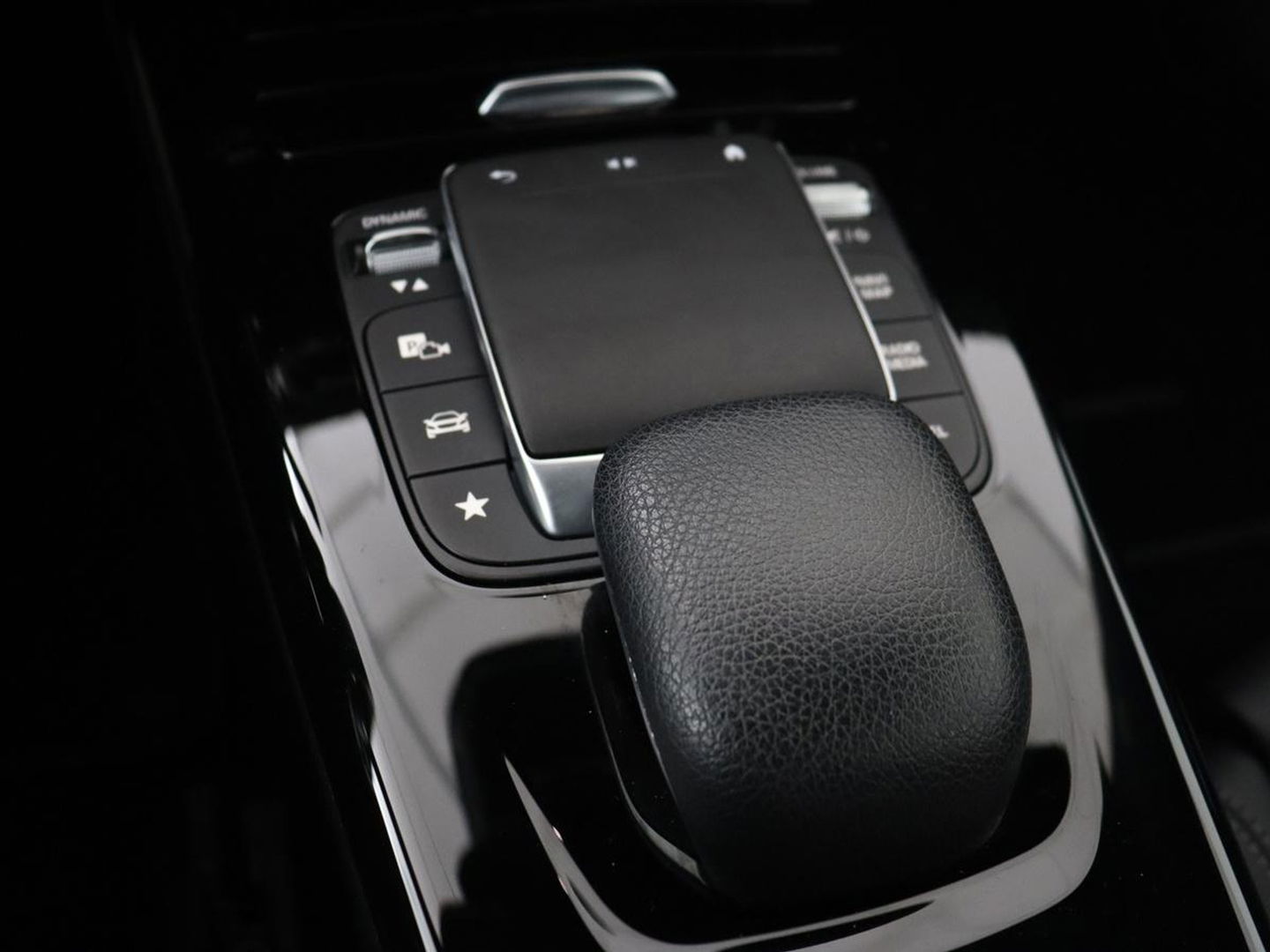 Mercedes-Benz A-Klasse 180 Business Solution | Carplay | Camera | Adaptive cruise | Automaat | Navigatie | Lane asssist | LED | Stoelverwarming
